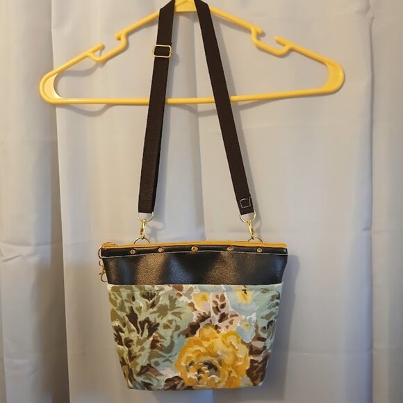 New Travel Sling Crossbody bag Brown Faux Leather Pastel floral canvas Zip Purse - Picture 1 of 12